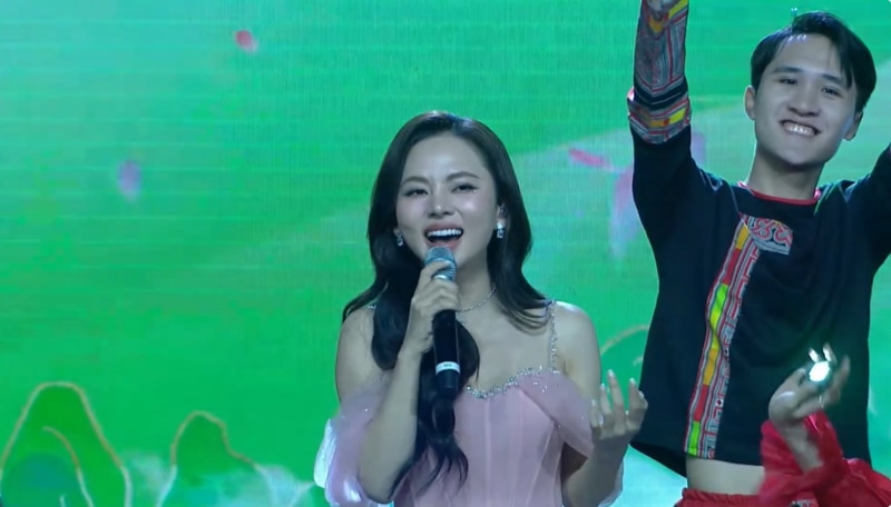 Ngô Lan Hương Tỏa Sáng Với “Đi Giữa Trời Rực Rỡ”