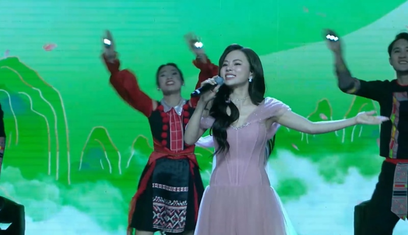 Ngô Lan Hương đem ca khúc “Đi giữa trời rực rỡ” lên sân khấu “Người con đạo hiếu”