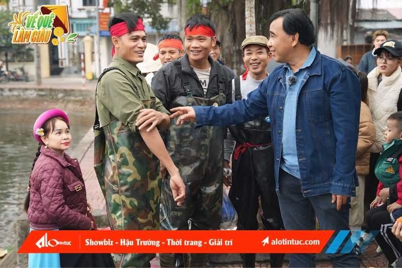 Các nghệ sĩ tham gia các trò chơi tìm hiểu về đặc sản địa phương, giao lưu thân mật với bà con