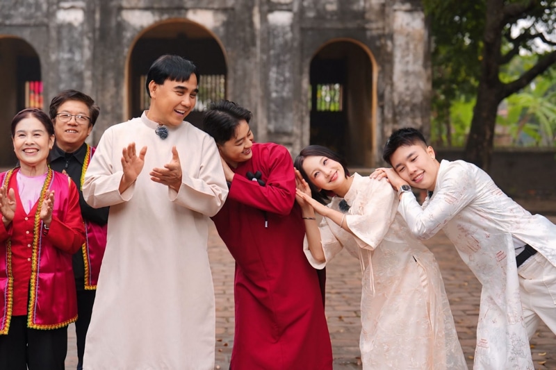Dàn cast và khách mời về quê làm giàu tại chặng Hưng Yên