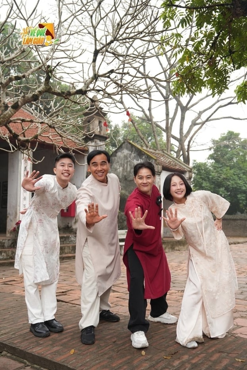 Dàn nghệ sĩ trong trang phục truyền thống, hòa mình vào không gian văn hóa địa phương