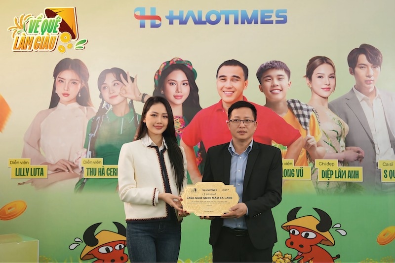 Hoa hậu Bùi Quỳnh Hoa – Giám đốc dự án cộng đồng của Halotimes cũng đại diện chương trình “Về quê làm giàu” trao bảng vinh danh cho làng nghề nước mắm Ba Làng