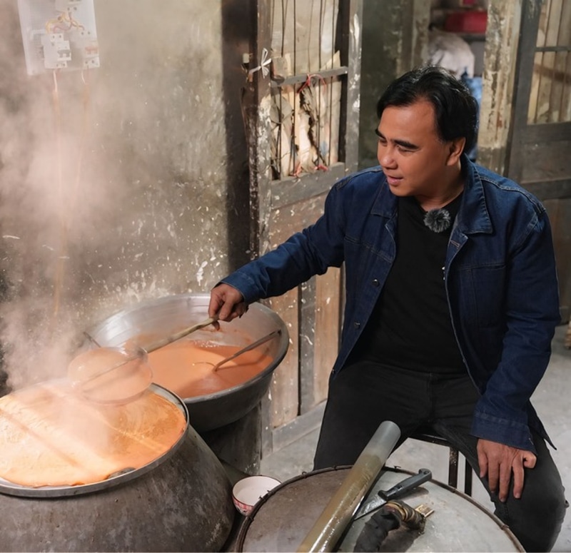 MC Quyền Linh trong thử thách làm bánh đa gấc