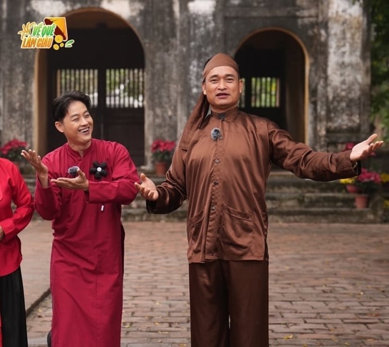 Ông Nguyễn Văn Hẳn – Chủ nhiệm CLB quan họ trống quân Dạ Trạch đang hồ hởi hướng dẫn ca sĩ Thanh Duy hát trống quân
