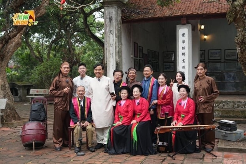 Quyền Linh, Thanh Duy, Long Vũ, Thu Hà Ceri diện áo dài, hát trống quân ở Hưng Yên