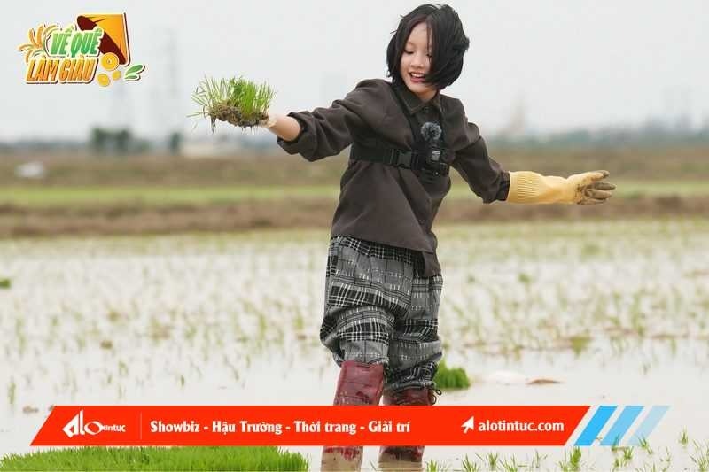 Thu Hà Ceri chật vật trong thử thách cấy lúa