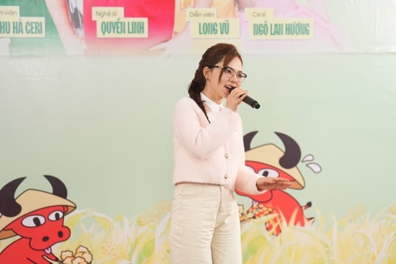 Ca sĩ Ngô Lan Hương hát “Đi giữa trời rực rỡ” trong buổi gặp mặt cùng bà con