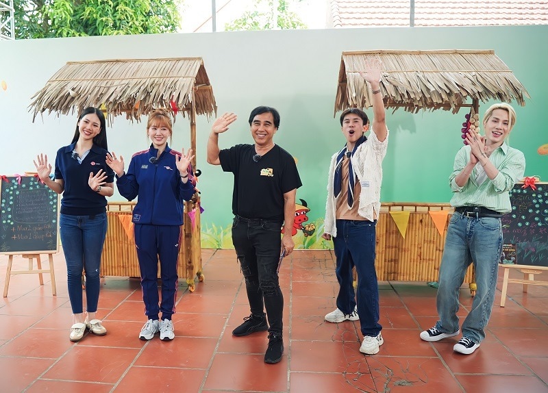 Các nghệ sĩ chuẩn bị gian hàng cho buổi livestream “Phiên chợ quê” tại Thanh Hóa