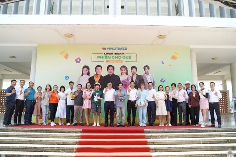 Các nghệ sĩ ký tặng sách cho bà con nông dân