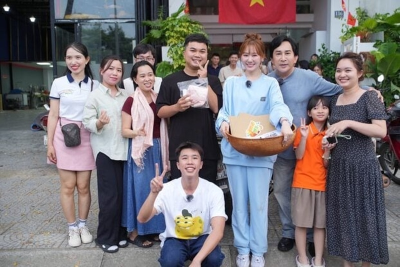 Các nghệ sĩ nhiệt tình tham gia bán khăn lụa cho người dân địa phương