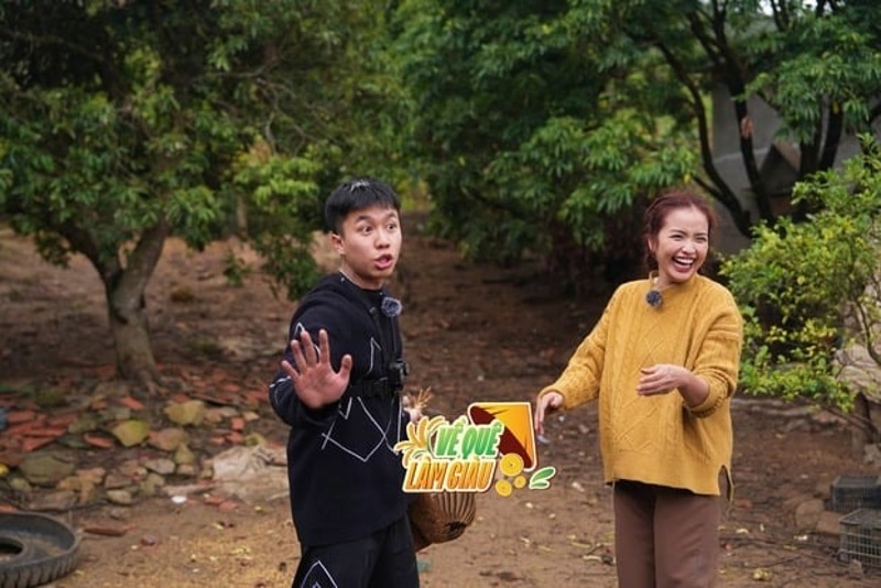 Hai nghệ sĩ tạo ra những khoảnh khắc vui nhộn trên sóng Về quê làm giàu