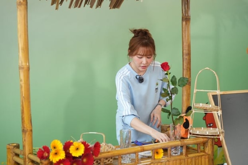 Hari Won trong sự kiện livestream phiên chợ quê tại Đà Nẵng sáng ngày 7-5