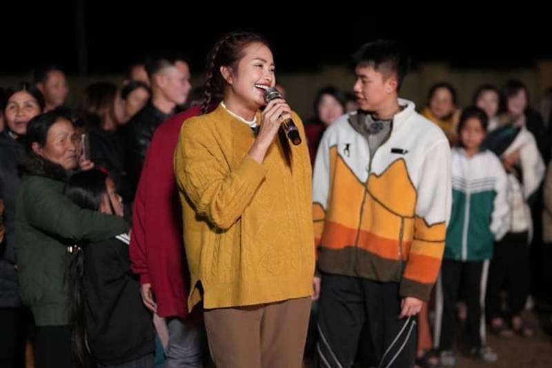 Không khí gần gũi, thân tình đã xóa tan mọi khoảng cách, mang đến những phút giây sẻ chia đáng nhớ giữa nghệ sĩ và người dân địa phương.