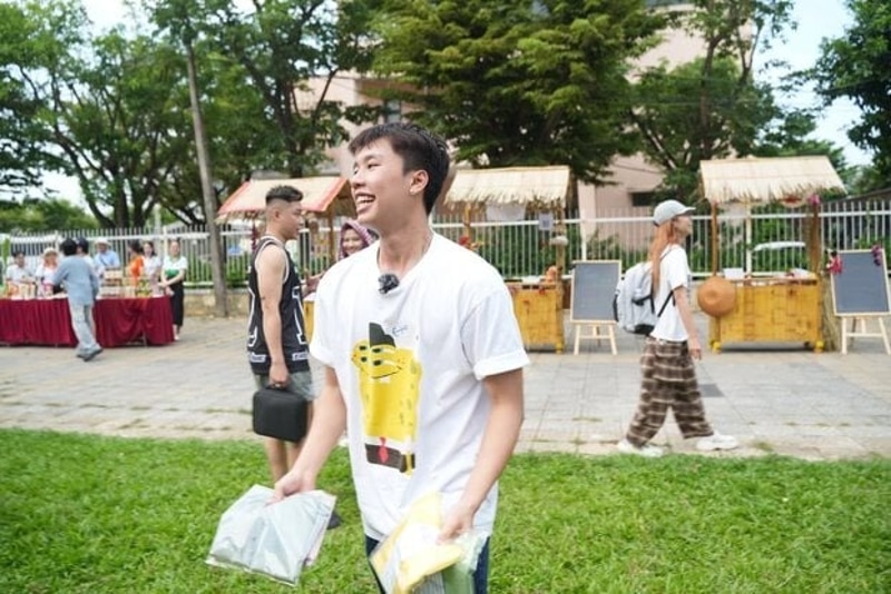Long Vũ nhiệt tình chạy xung quanh để mời chào khách mua khăn lụa.
