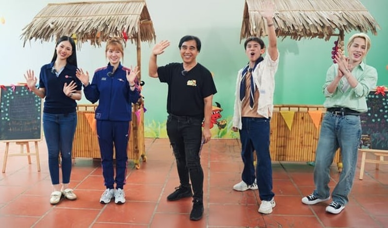 Long Vũ thu hút sự chú ý của đông đảo bà con và khán giả online qua livestream nhờ nụ cười hiền hòa và thái độ cởi mở