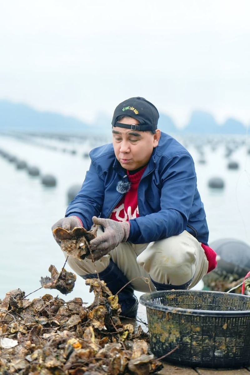 MC Quyền Linh hào hứng khi được tách và ăn hàu ngay tại chỗ