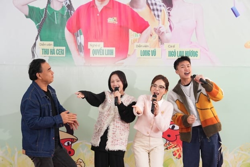 MC Quyền Linh và dàn nghệ sĩ đã có những khoảnh khắc không ai ngờ tới giữa làng nghề truyền thống