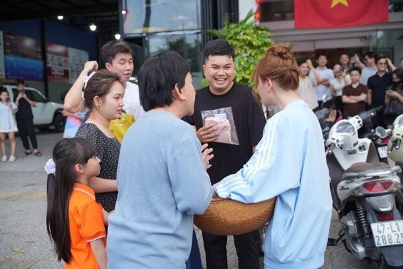NSƯT Kim Tử Long và Hari Won cùng bán khăn lụa đầy gần gũi với người dân địa phương.