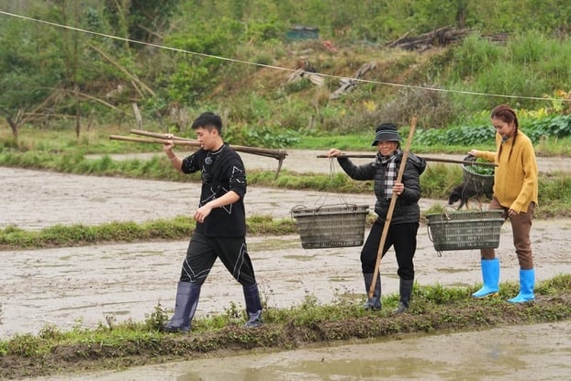 Ngọc Châu đã chiếm sóng bằng những màn tung hứng “đối đầu” hài hước cùng Long Vũ tại vườn bắp cải