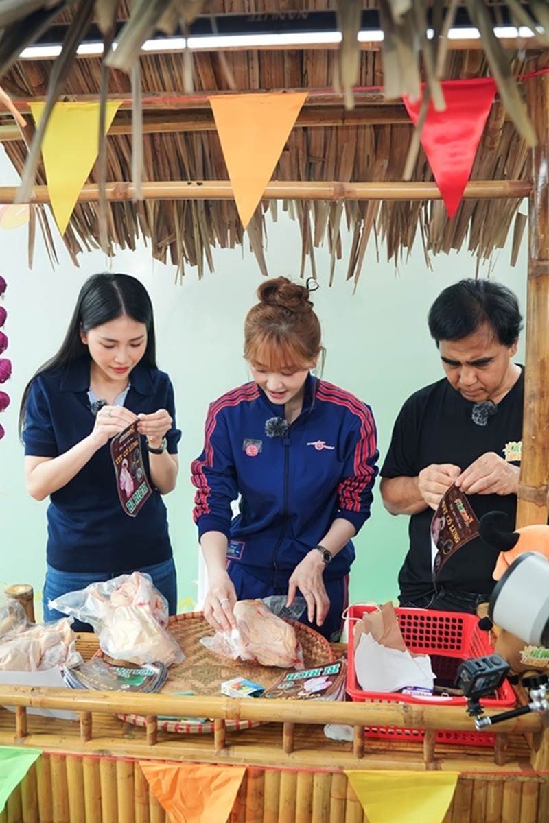 Những khoảnh khắc Hoa hậu Bùi Quỳnh Hoa cùng dàn khách mời tại “Phiên chợ quê”