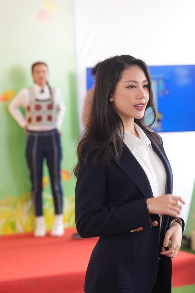 Sánh bước cùng Ngọc Châu, Hoa hậu Bùi Quỳnh Hoa cũng tỏa sáng rạng rỡ với phong cách chuyên nghiệp