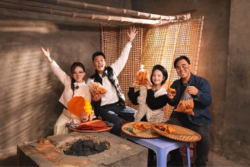 Trải nghiệm làm bánh đa gấc Kẻ Sặt đem đến nhiều thú vị cho các nghệ sĩ của Về quê làm giàu