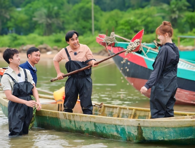 Chương trình “Về quê làm giàu” cùng dàn nghệ sĩ đã có dịp đến thăm và trải nghiệm cào nghêu tại Hà Tĩnh