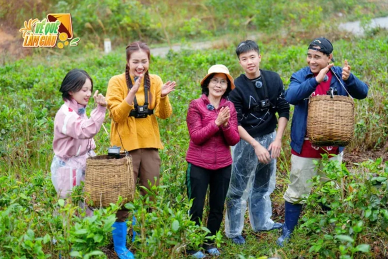 Dàn nghệ sĩ về Quảng Ninh quảng bá đặc sản địa phương như trà, nước mắm, ruốc, chà bông, mực khô, bột sá sùng