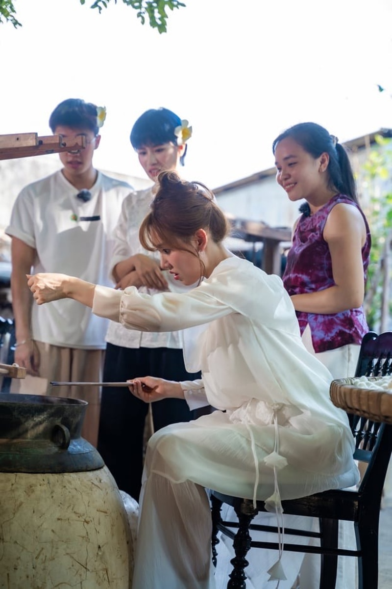 Hari Won tập trung với công đoạn ươm tơ đầy tỉ mỉ