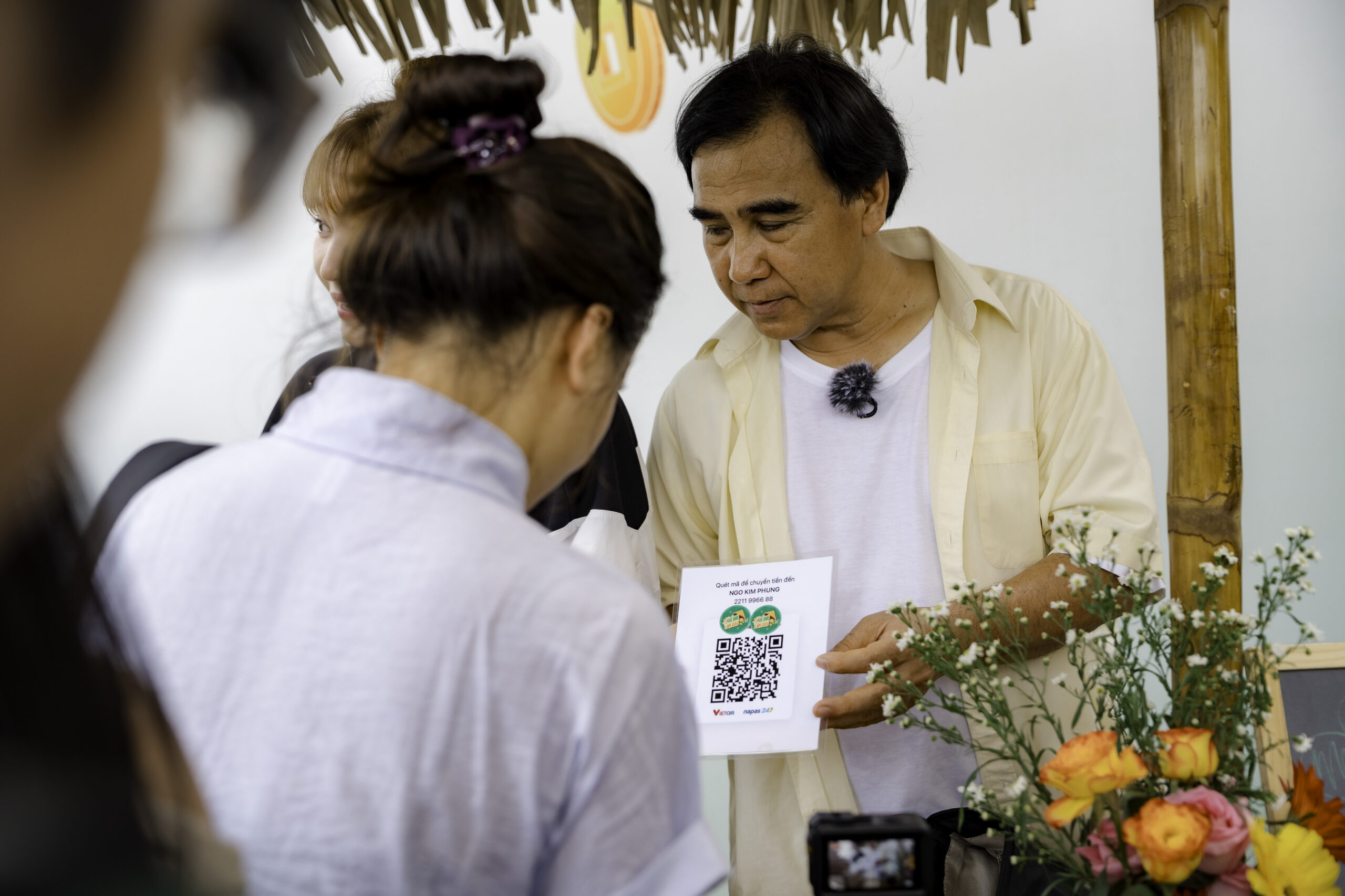MC Quyền Linh không chỉ đảm nhiệm vai trò quan sát mà còn nhiệt tình hỗ trợ các gian hàng gia tăng doanh số