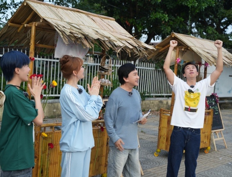 Long Vũ nhanh chóng bắt nhịp với chiến lược mới, vừa bán hàng vừa chia sẻ những trải nghiệm tại làng nghề Mã Châu