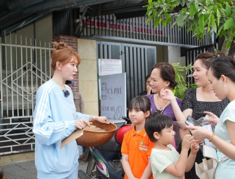 Những chiếc khăn lụa được Hari Won giới thiệu không chỉ là sản phẩm đẹp mà còn là món quà đầy ý nghĩa cho những người thân, người thương và cho bạn bè