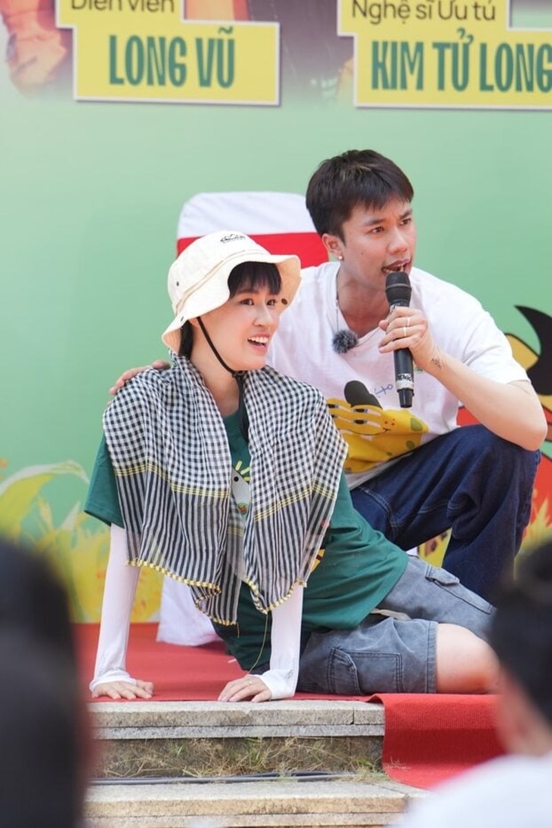 Sự hỗ trợ nhiệt tình từ Long Vũ, với những động tác minh họa hài hước, đã giúp màn livestream của Pháo trở nên sinh động và thu hút