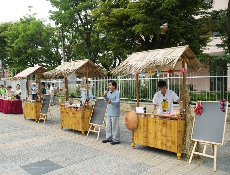 Tại phiên chợ, các nghệ sĩ được giao nhiệm vụ trang trí gian hàng và tự mình kinh doanh các sản phẩm lụa Mã Châu