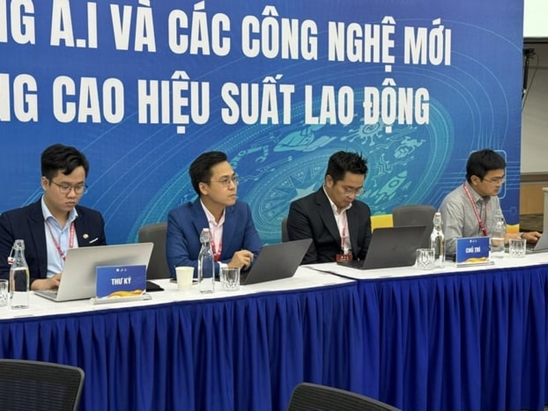 Ban Chủ trì phiên thảo luận “Ứng dụng AI và các công nghệ mới để nâng cao hiệu suất lao động”