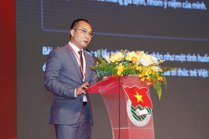 Giáo sư, Tiến sĩ Nguyễn Nhật Nguyên truyền cảm hứng tại Diễn đàn với câu chuyện vượt qua thách thức văn hóa, kêu gọi trí thức trẻ đóng góp tri thức bản địa cho phát triển bền vững.