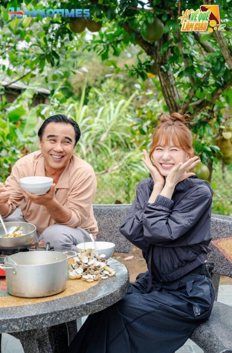 Hari Won trong chương trình “Về quê làm giàu”.