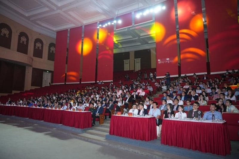 Hơn 500 đại biểu tại Lễ khai mạc Diễn đàn Trí thức trẻ Việt Nam toàn cầu lần thứ 6 - 2025, hội tụ để kết nối trí tuệ, thúc đẩy trí tuệ nhân tạo và phát triển bền vững cho kỷ nguyên mới.