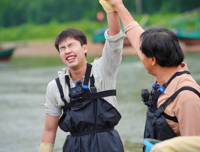 Long Vũ thể hiện quyết tâm lội ngược dòng ở chặng Hà Tĩnh từ ngay những thử thách cào nghêu, têm trầu nhưng vẫn chưa thể thành công